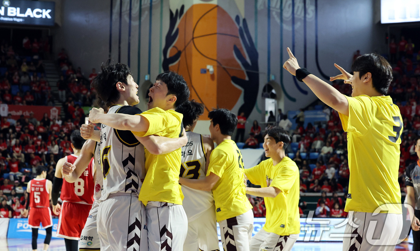 (서울=뉴스1) 이동해 기자 = 7일 오후 서울 송파구 잠실학생체육관에서 열린 '2024-25 KCC 프로농구 챔피언결정전 2차전' 서울 SK 나이츠와 창원 LG 세이커스의 경기에 …