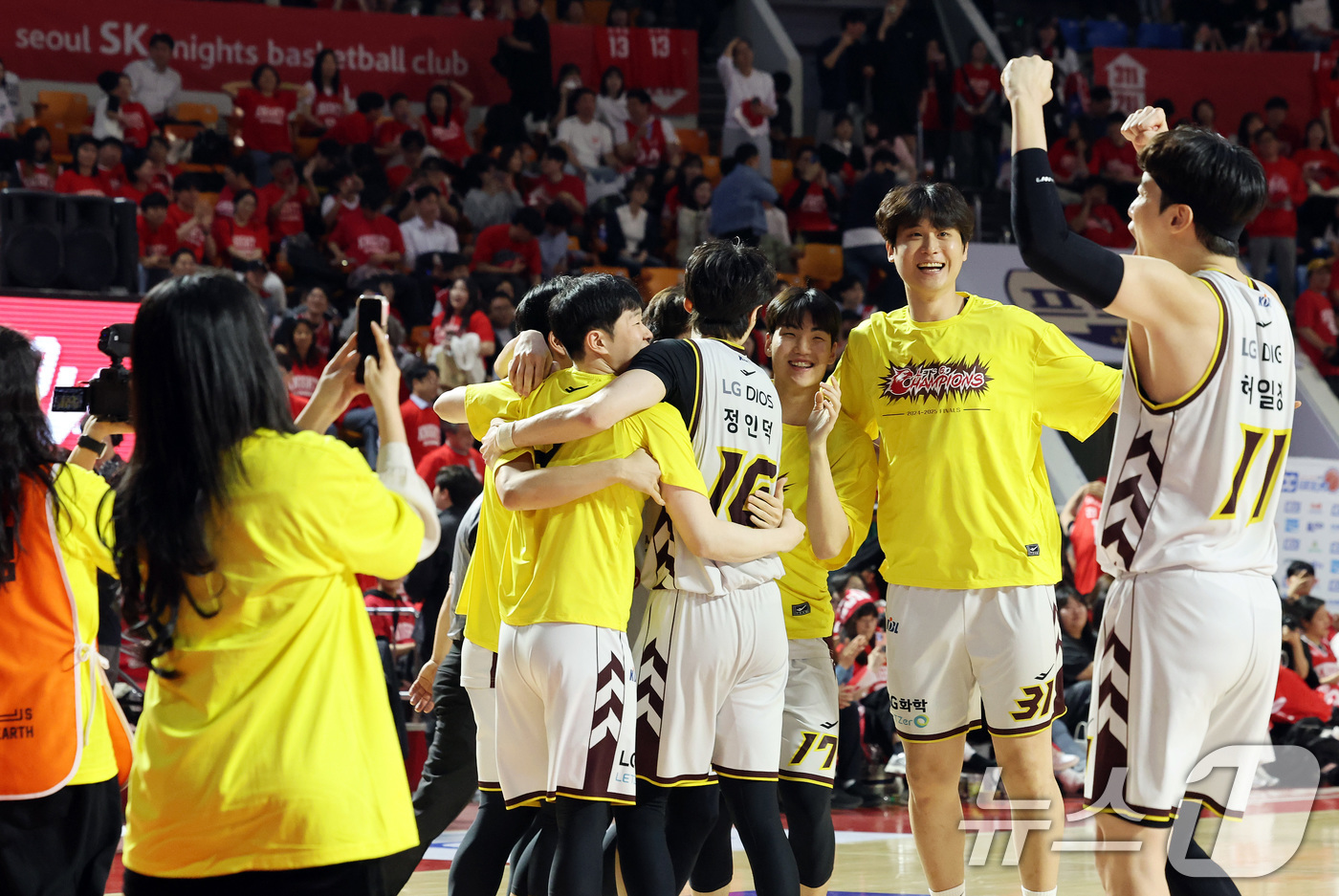 (서울=뉴스1) 이동해 기자 = 7일 오후 서울 송파구 잠실학생체육관에서 열린 '2024-25 KCC 프로농구 챔피언결정전 2차전' 서울 SK 나이츠와 창원 LG 세이커스의 경기에 …