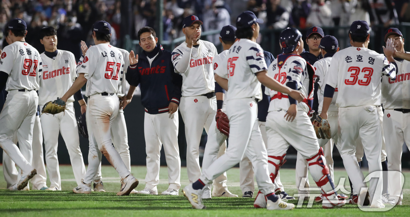(부산=뉴스1) 윤일지 기자 = 7일 오후 부산 사직야구장에서 열린 '2025 신한 SOL 뱅크 KBO리그' 프로야구 롯데 자이언츠와 SSG 랜더스의 경기에서 6대 2로 승리한 롯 …