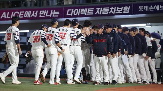 "봄데는 잊어라" 롯데 전반기 '2위' 수성할까…두산 3연전에 달렸다