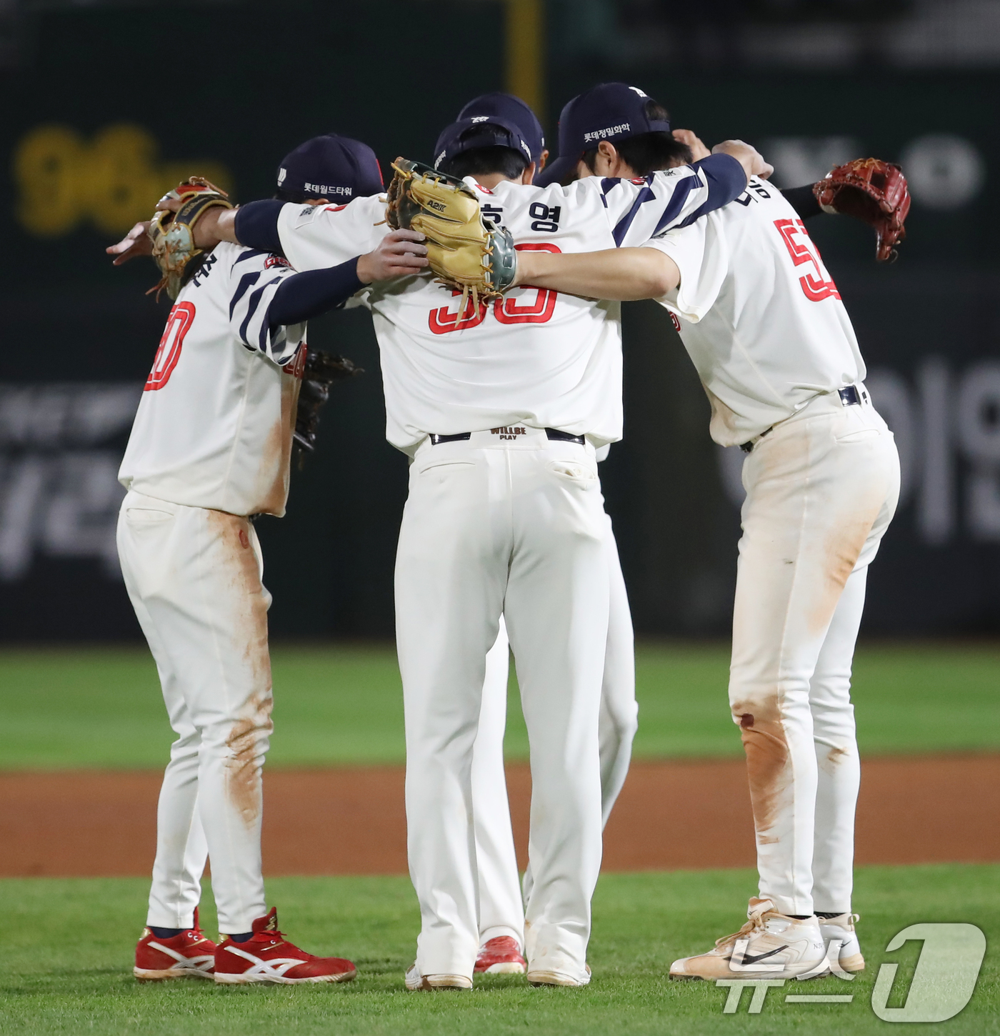 (부산=뉴스1) 윤일지 기자 = 7일 오후 부산 사직야구장에서 열린 '2025 신한 SOL 뱅크 KBO리그' 프로야구 롯데 자이언츠와 SSG 랜더스의 경기에서 6대 2로 승리한 롯 …