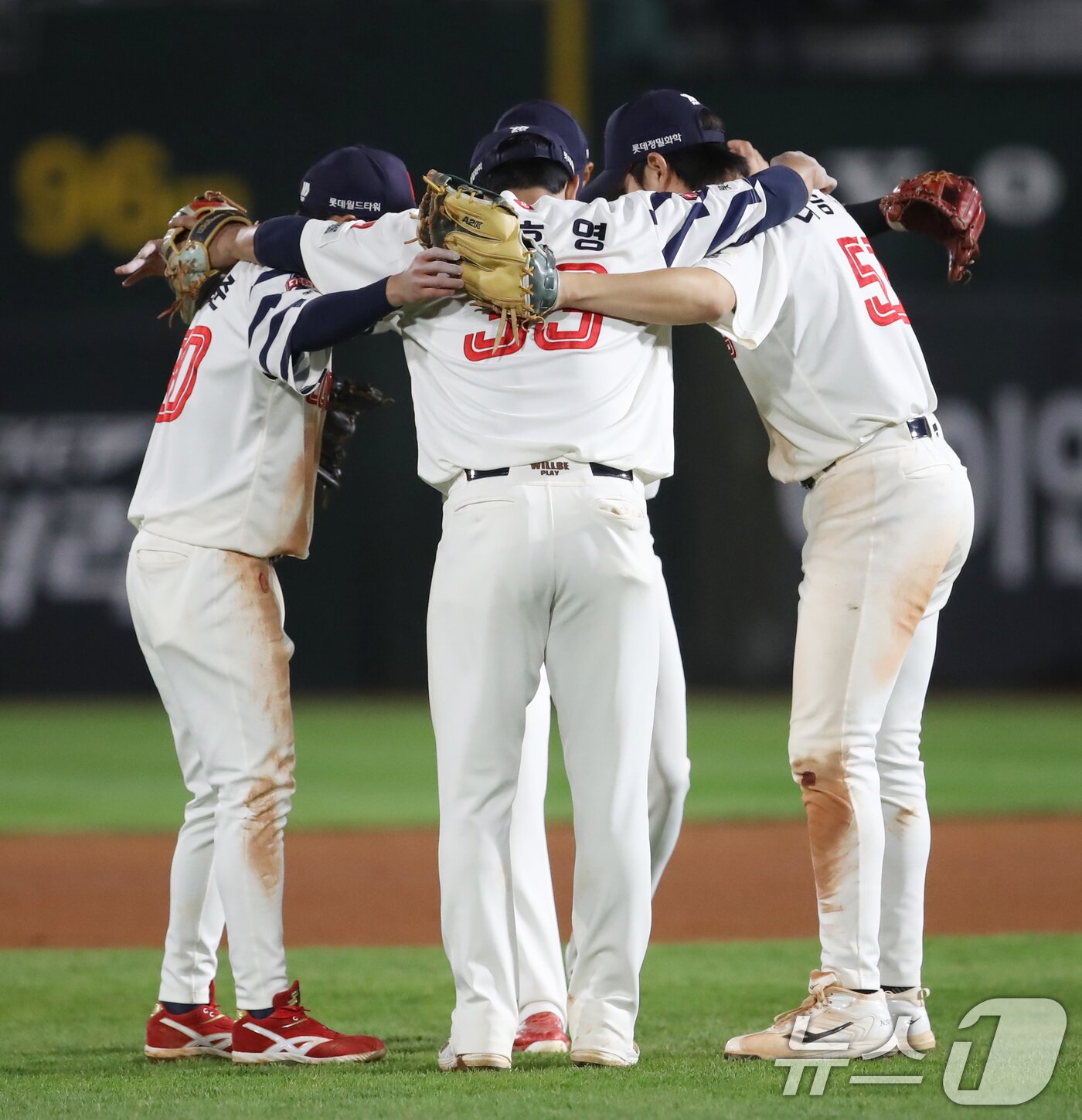 본문 이미지 - 승리에 기뻐하는 롯데 자이언츠 선수들 2025.5.7/뉴스1 ⓒ News1 윤일지 기자