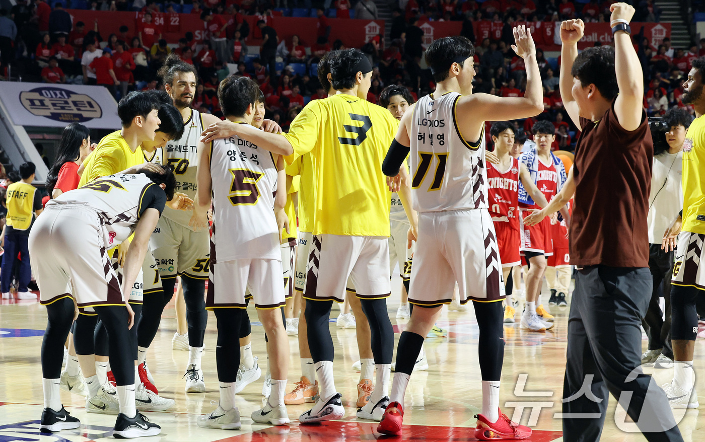 (서울=뉴스1) 이동해 기자 = 7일 오후 서울 송파구 잠실학생체육관에서 열린 '2024-25 KCC 프로농구 챔피언결정전 2차전' 서울 SK 나이츠와 창원 LG 세이커스의 경기에 …