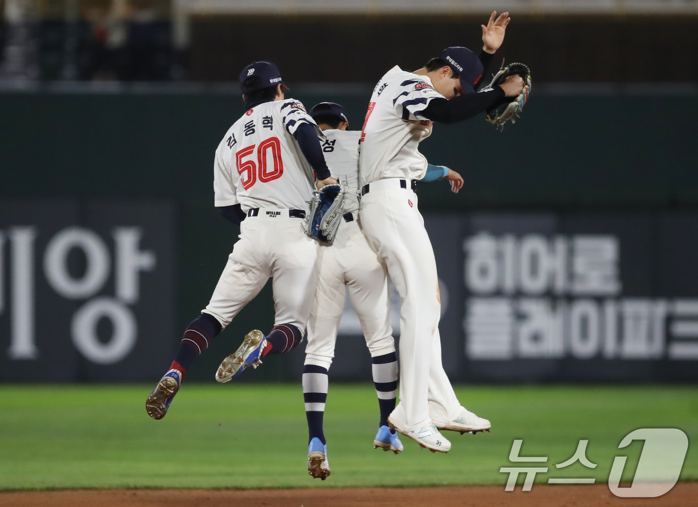 (부산=뉴스1) 윤일지 기자 = 7일 오후 부산 사직야구장에서 열린 '2025 신한 SOL 뱅크 KBO리그' 프로야구 롯데 자이언츠와 SSG 랜더스의 경기에서 6대 2로 승리한 롯 …
