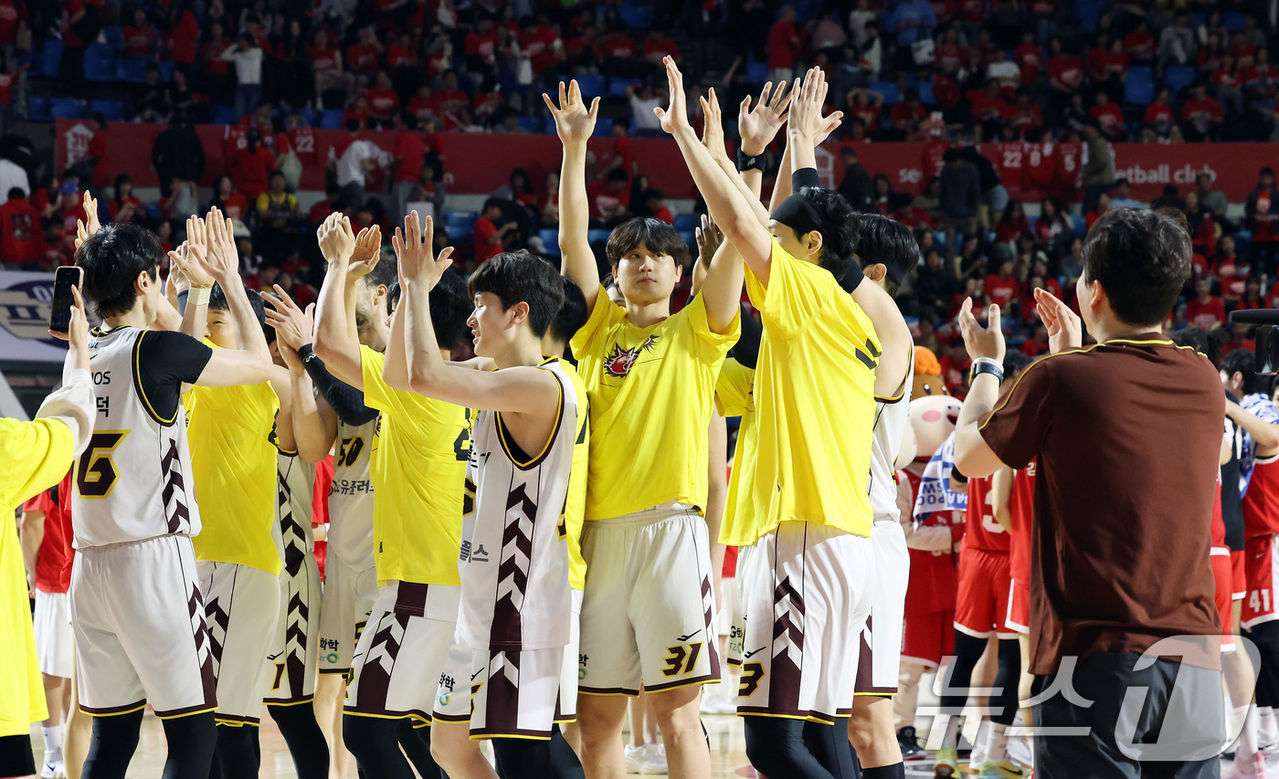 (서울=뉴스1) 이동해 기자 = 7일 오후 서울 송파구 잠실학생체육관에서 열린 '2024-25 KCC 프로농구 챔피언결정전 2차전' 서울 SK 나이츠와 창원 LG 세이커스의 경기에 …