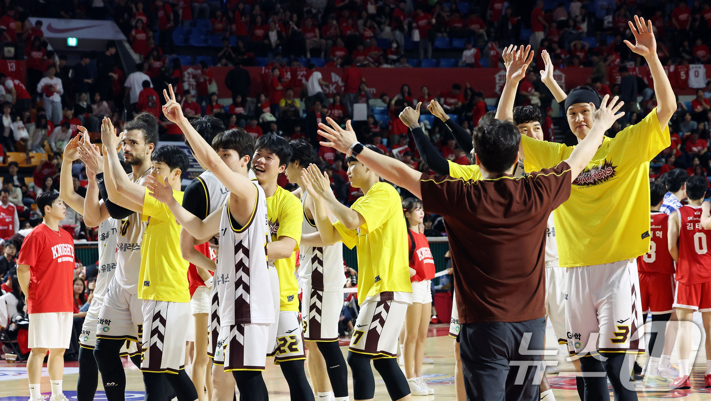 (서울=뉴스1) 이동해 기자 = 7일 오후 서울 송파구 잠실학생체육관에서 열린 '2024-25 KCC 프로농구 챔피언결정전 2차전' 서울 SK 나이츠와 창원 LG 세이커스의 경기에 …