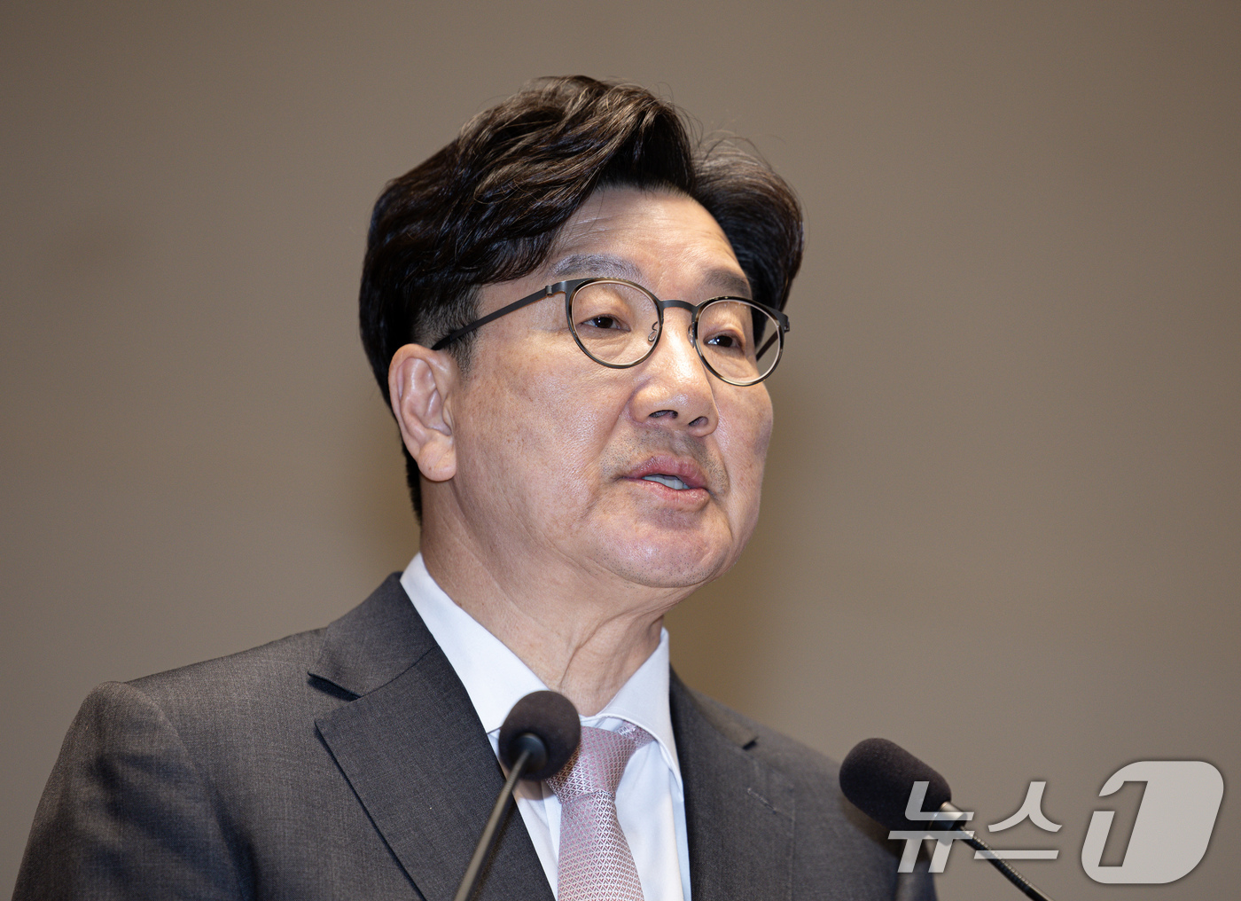 (서울=뉴스1) 이재명 기자 = 권성동 국민의힘 원내대표가 8일 오후 서울 여의도 국회에서 열린 의원총회에서 발언을 하고 있다. 2025.5.7/뉴스1