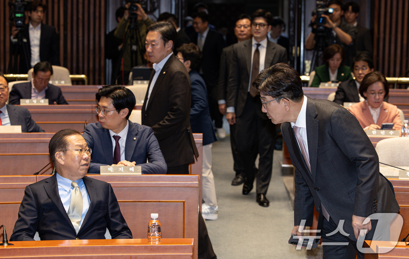 (서울=뉴스1) 이재명 기자 = 권영세 국민의힘 비상대책위원장과 권성동 원내대표가 8일 오후 서울 여의도 국회에서 열린 의원총회에서 대화를 하고 있다. 2025.5.7/뉴스1