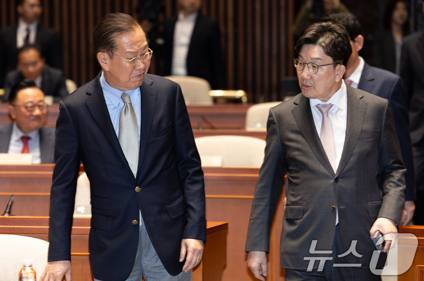 (서울=뉴스1) 이재명 기자 = 권영세 국민의힘 비상대책위원장과 권성동 원내대표가 8일 오후 서울 여의도 국회에서 열린 의원총회에 참석하고 있다. 2025.5.7/뉴스1