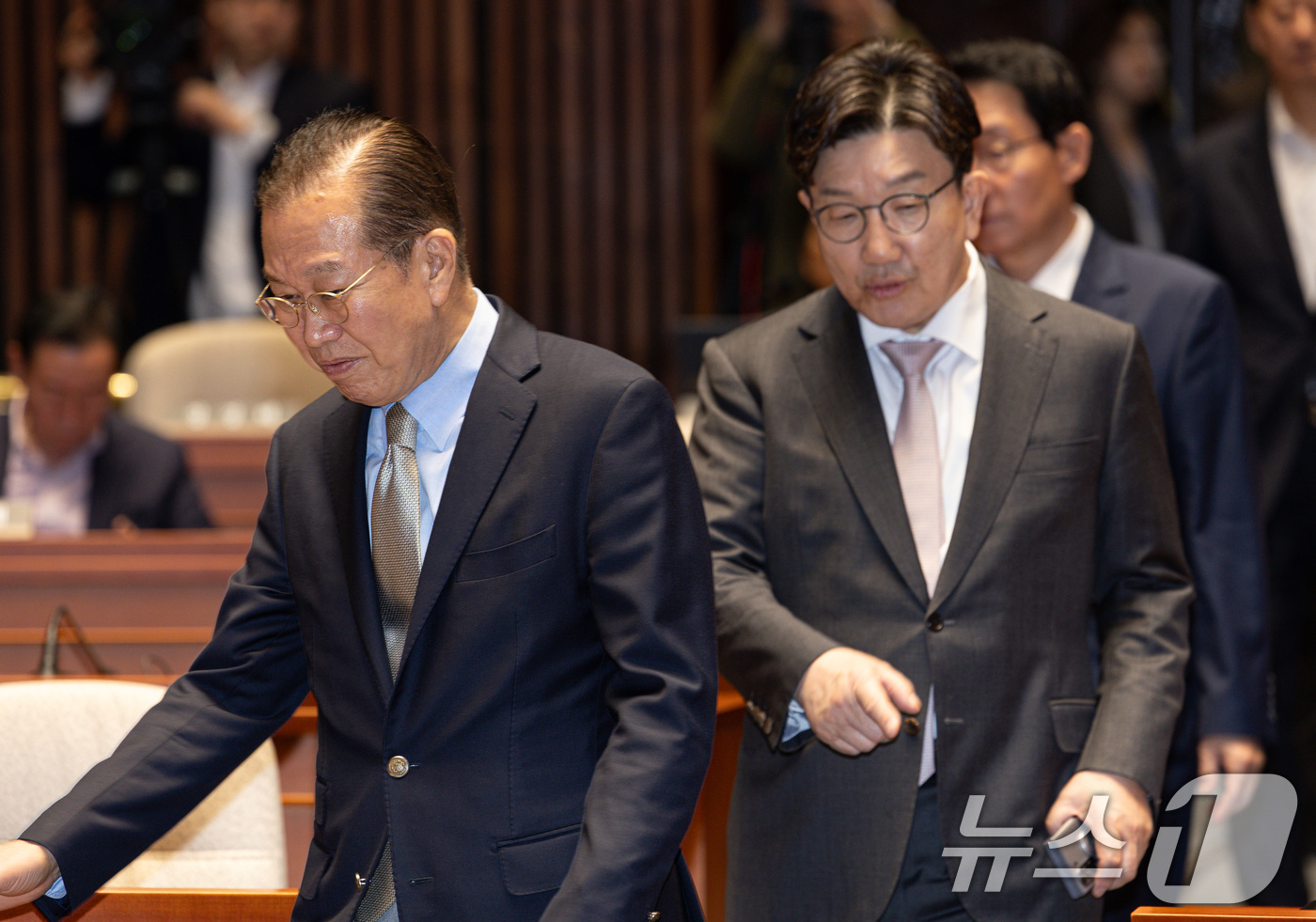 (서울=뉴스1) 이재명 기자 = 권영세 국민의힘 비상대책위원장과 권성동 원내대표가 8일 오후 서울 여의도 국회에서 열린 의원총회에 참석하고 있다. 2025.5.7/뉴스1
