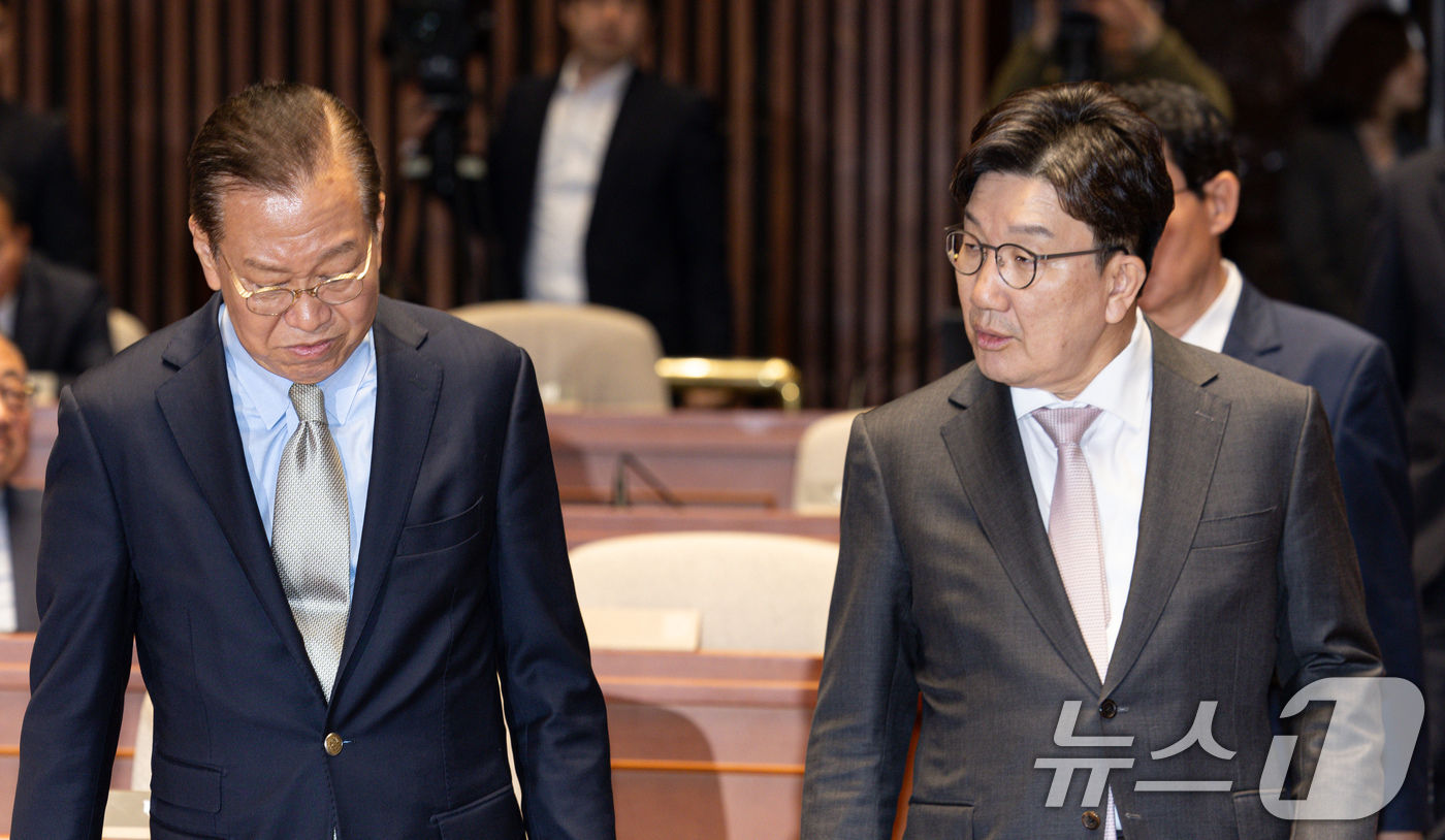 (서울=뉴스1) 이재명 기자 = 권영세 국민의힘 비상대책위원장과 권성동 원내대표가 8일 오후 서울 여의도 국회에서 열린 의원총회에 참석하고 있다. 2025.5.7/뉴스1