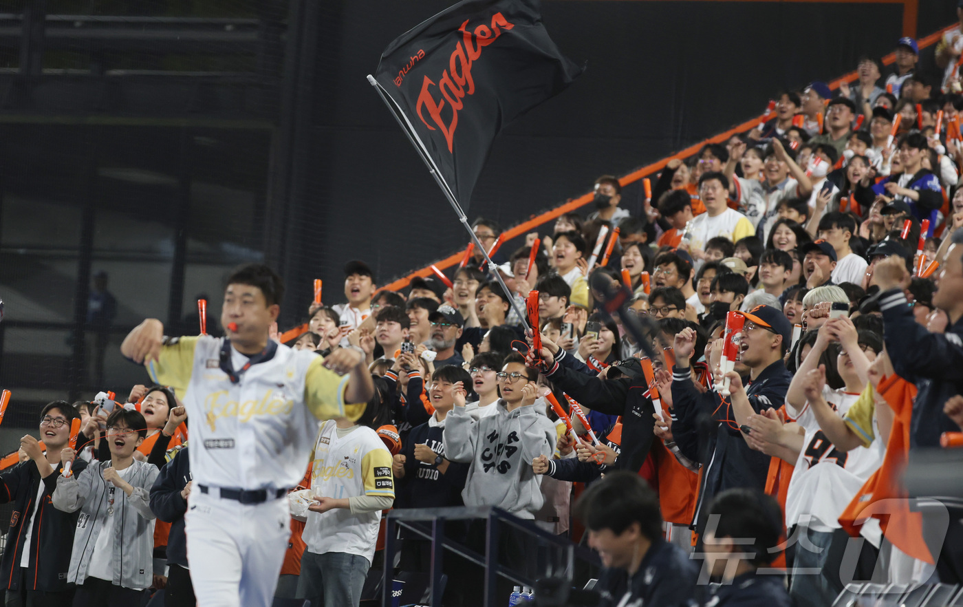 (대전=뉴스1) 김기남 기자 = 7일 대전 한화생명볼파크에서 열린 '2025 신한 SOL 뱅크 KBO리그' 프로야구 한화 이글스와 삼성라이온즈 경기에서 한화 팬들이 9연승을 앞두고 …