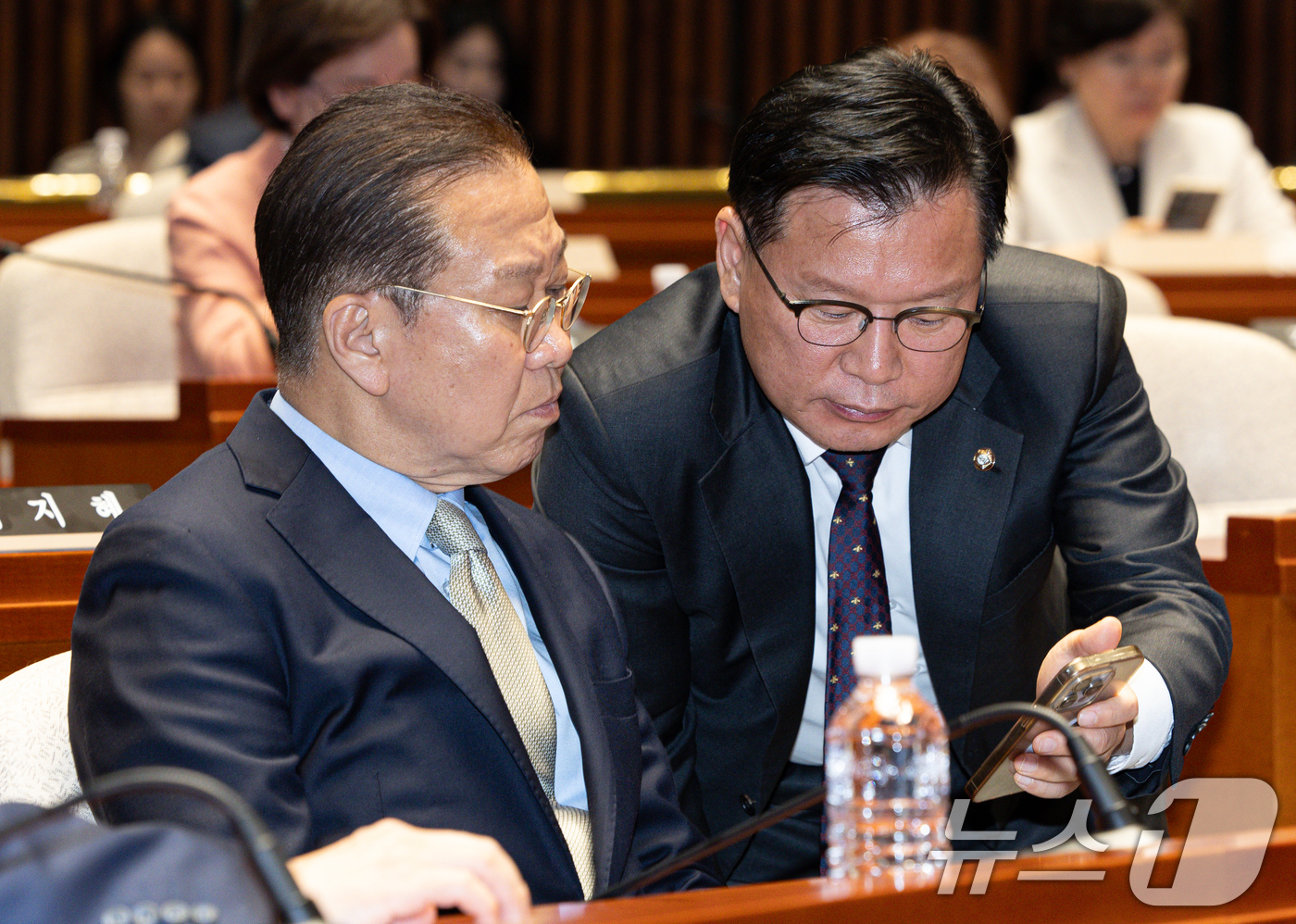 (서울=뉴스1) 이재명 기자 = 권영세 국민의힘 비상대책위원장(왼쪽)과 이양수 사무총장이 8일 오후 서울 여의도 국회에서 열린 의원총회에서 스마트폰을 바라보고 있다. 2025.5. …