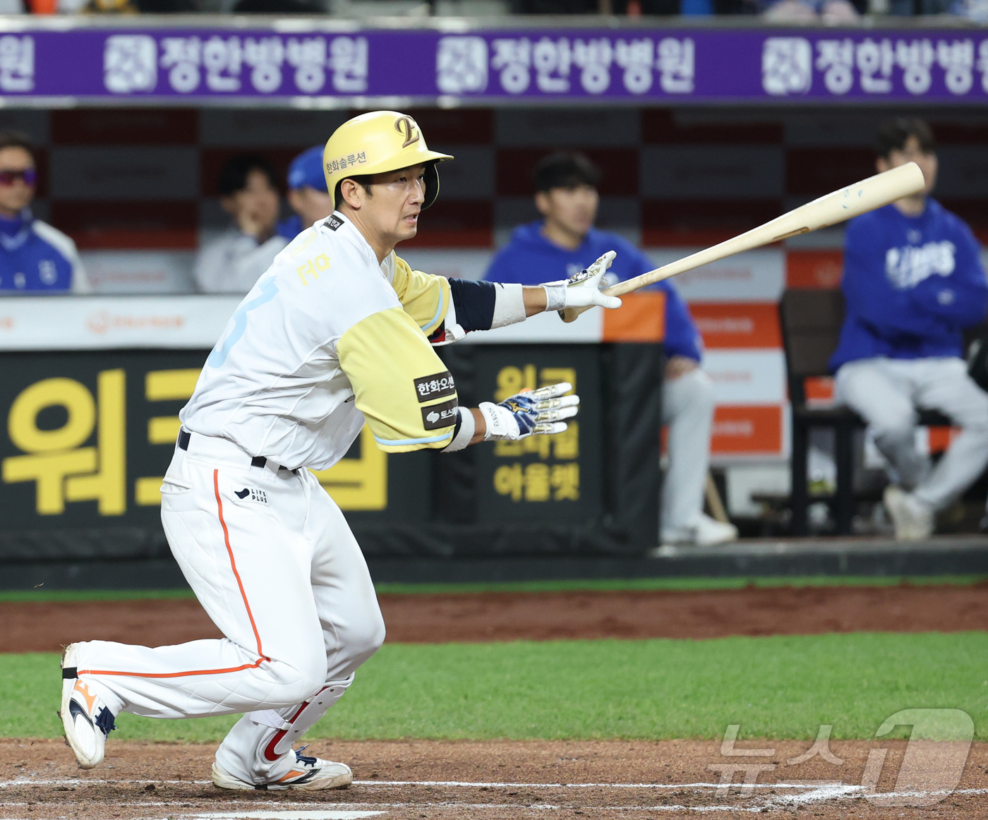 (대전=뉴스1) 김기남 기자 = 7일 대전 한화생명볼파크에서 열린 '2025 신한 SOL 뱅크 KBO리그' 프로야구 한화 이글스와 삼성라이온즈 경기에서 한화 김범수가 7회말 최재훈 …