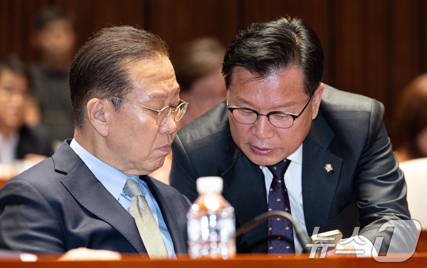 본문 이미지 - 권영세 국민의힘 비상대책위원장&#40;왼쪽&#41;과 이양수 사무총장이 지난 5월 7일 오후 서울 여의도 국회에서 열린 의원총회에서 스마트폰을 바라보고 있다. 2025.5.7/뉴스1 ⓒ News1 이재명 기자