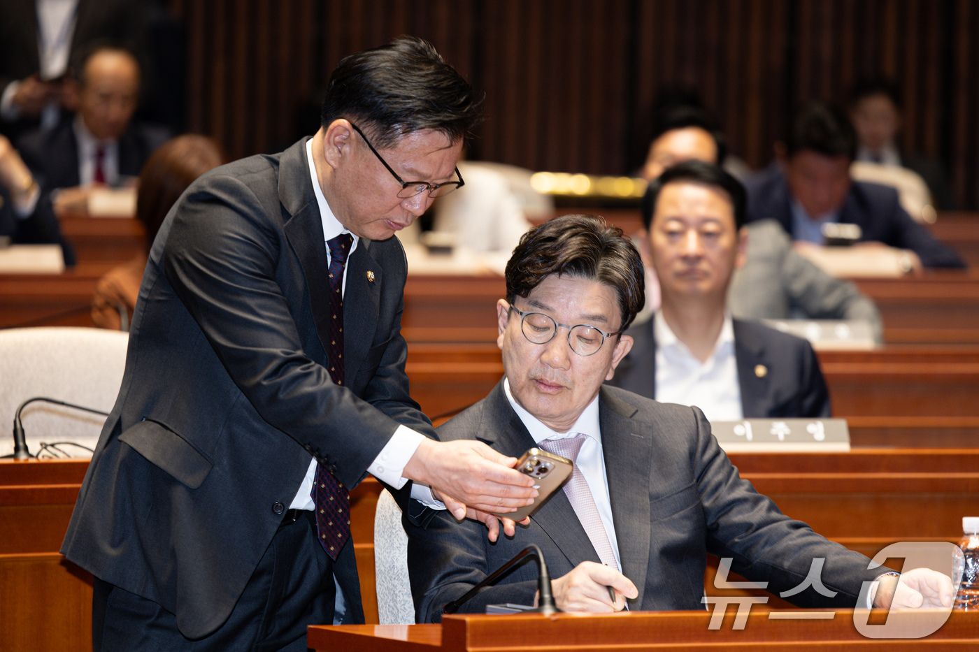 (서울=뉴스1) 이재명 기자 = 권성동 국민의힘 원내대표(오른쪽)과 이양수 사무총장이 7일 오후 서울 여의도 국회에서 열린 의원총회에서 스마트폰을 바라보고 있다. 2025.5.7/ …