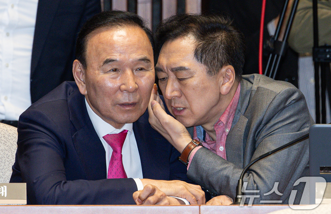 (서울=뉴스1) 이재명 기자 = 국민의힘 박덕흠, 김기현 의원이 7일 오후 서울 여의도 국회에서 열린 의원총회에서 대화를 하고 있다. 2025.5.7/뉴스1