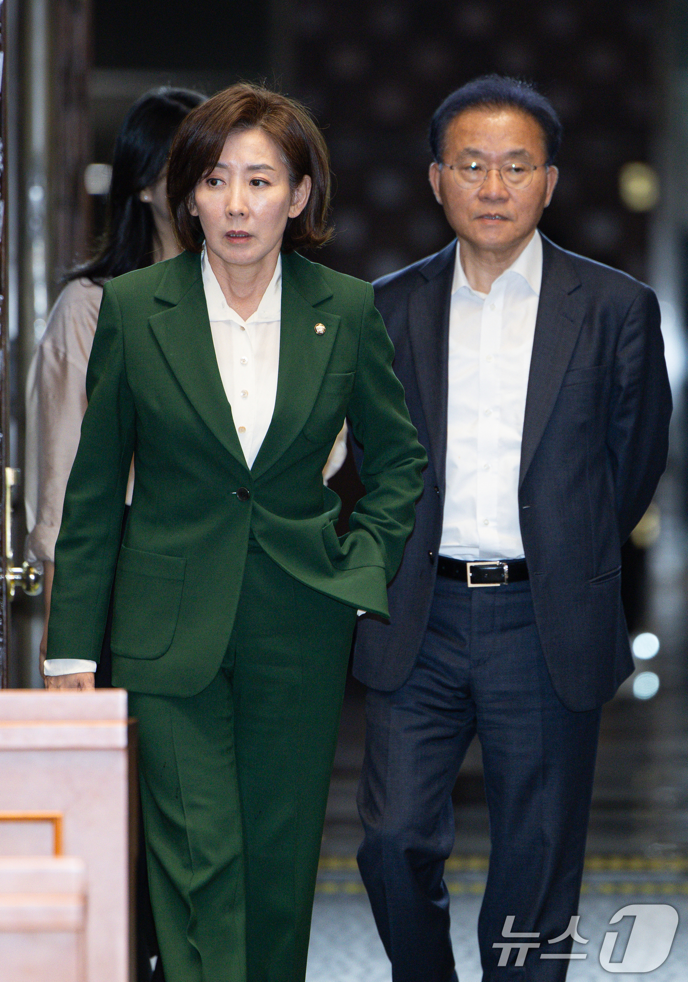 (서울=뉴스1) 이재명 기자 = 국민의힘 나경원, 윤재옥 의원이 7일 오후 서울 여의도 국회에서 열린 의원총회에 참석하고 있다. 2025.5.7/뉴스1