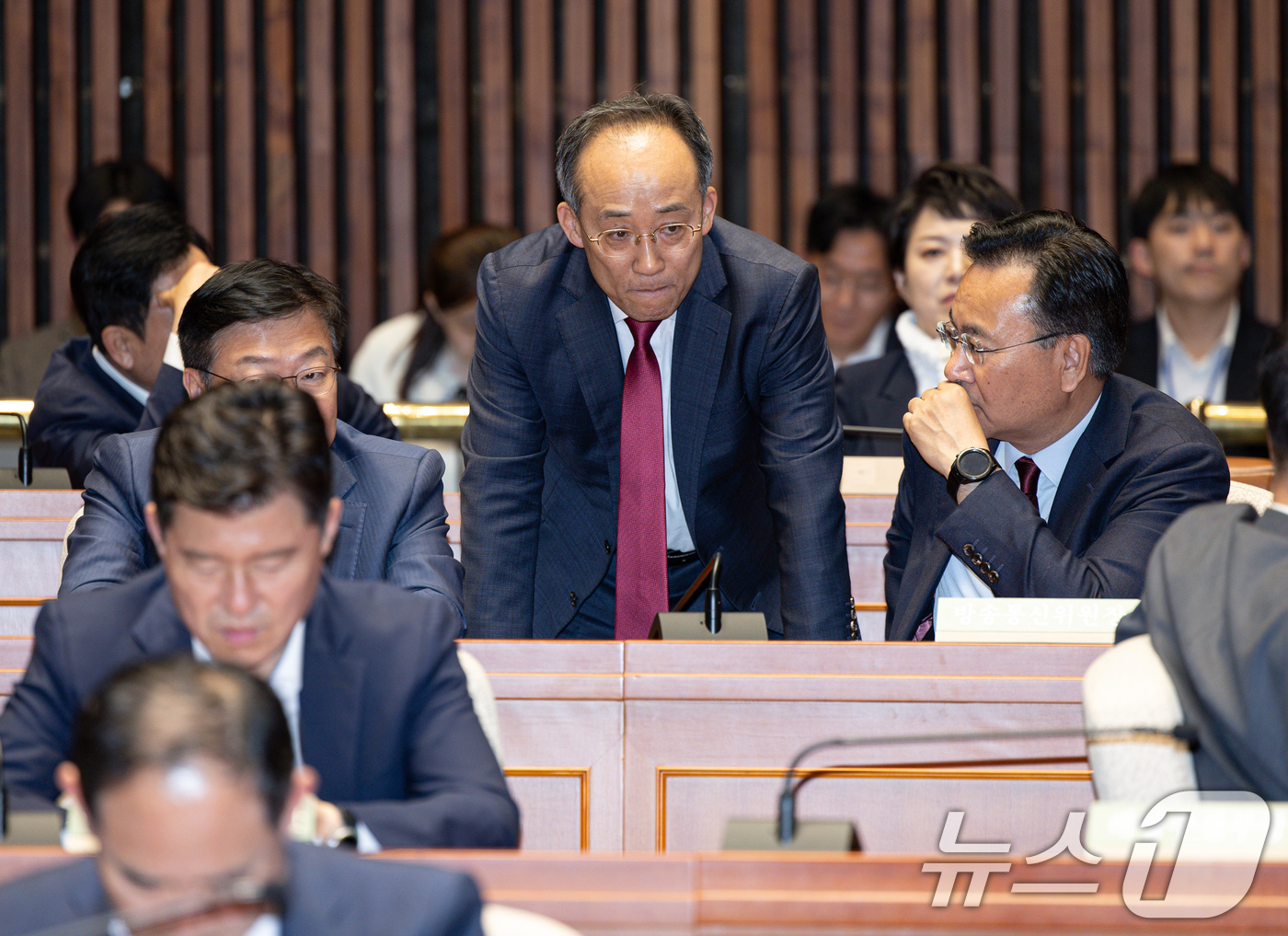 (서울=뉴스1) 이재명 기자 = 국민의힘 추경호, 정점식, 유상범 의원이 7일 오후 서울 여의도 국회에서 열린 의원총회에서 대화를 하고 있다. 2025.5.7/뉴스1