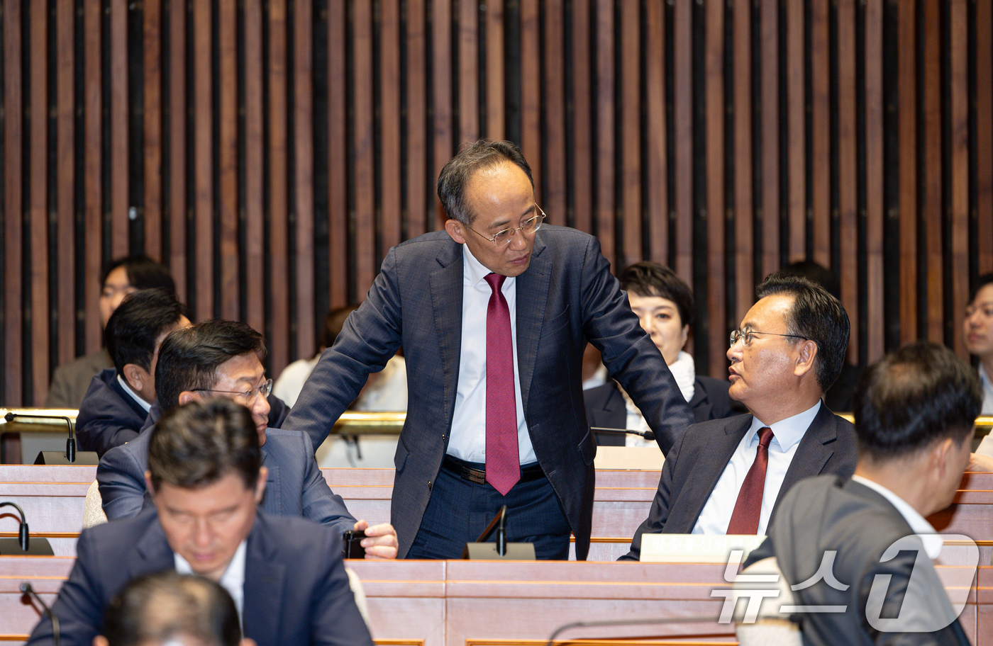 (서울=뉴스1) 이재명 기자 = 국민의힘 추경호, 정점식, 유상범 의원이 7일 오후 서울 여의도 국회에서 열린 의원총회에서 대화를 하고 있다. 2025.5.7/뉴스1