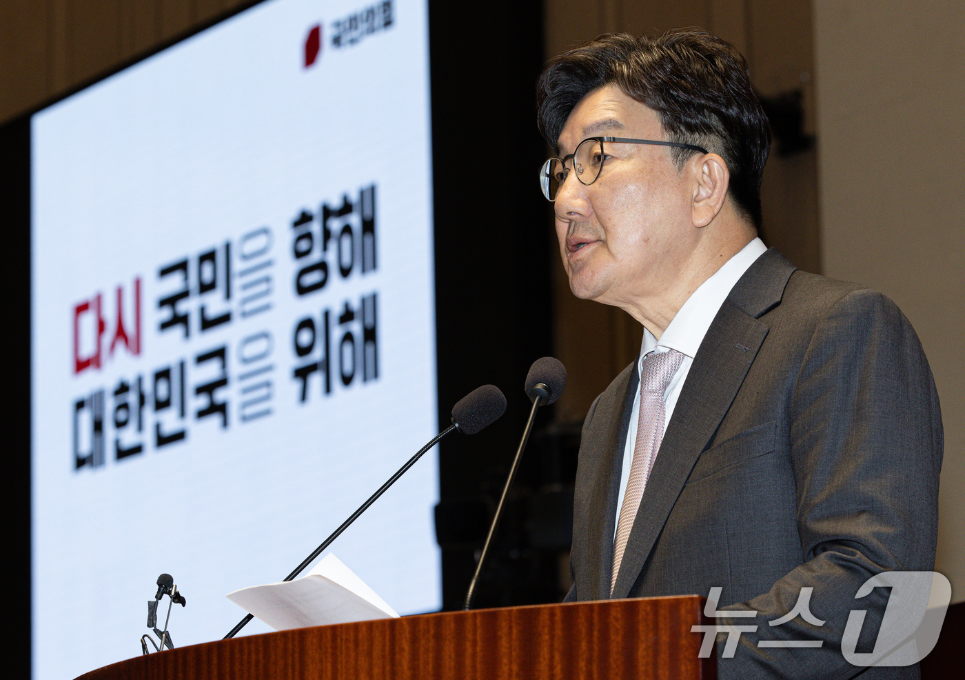 (서울=뉴스1) 이재명 기자 = 권성동 국민의힘 원내대표가 7일 오후 서울 여의도 국회에서 열린 의원총회에서 발언을 하고 있다. 2025.5.7/뉴스1