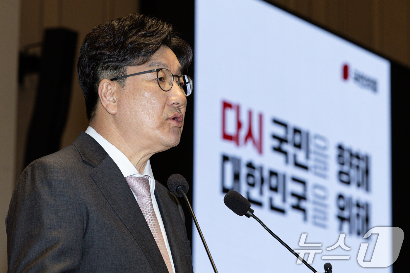 (서울=뉴스1) 이재명 기자 = 권성동 국민의힘 원내대표가 7일 오후 서울 여의도 국회에서 열린 의원총회에서 발언을 하고 있다. 2025.5.7/뉴스1