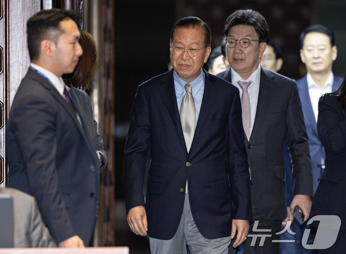 (서울=뉴스1) 이재명 기자 = 권영세 국민의힘 비상대책위원장과 권성동 원내대표가 7일 오후 서울 여의도 국회에서 열린 의원총회에 참석하고 있다. 2025.5.7/뉴스1