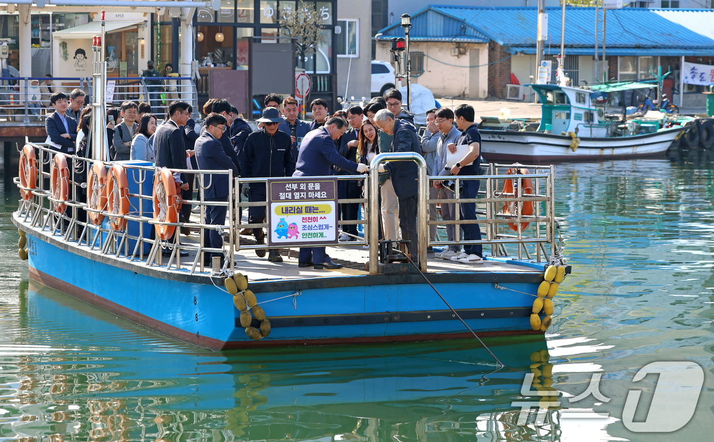 (서울=뉴스1) = 유인촌 문화체육관광부 장관이 7일 대한민국 문화도시 강원도 속초를 찾아 로컬100인 아바이마을에서 갯배 체험을 하고 있다. (문화체육관광부 제공. 재판매 및 D …