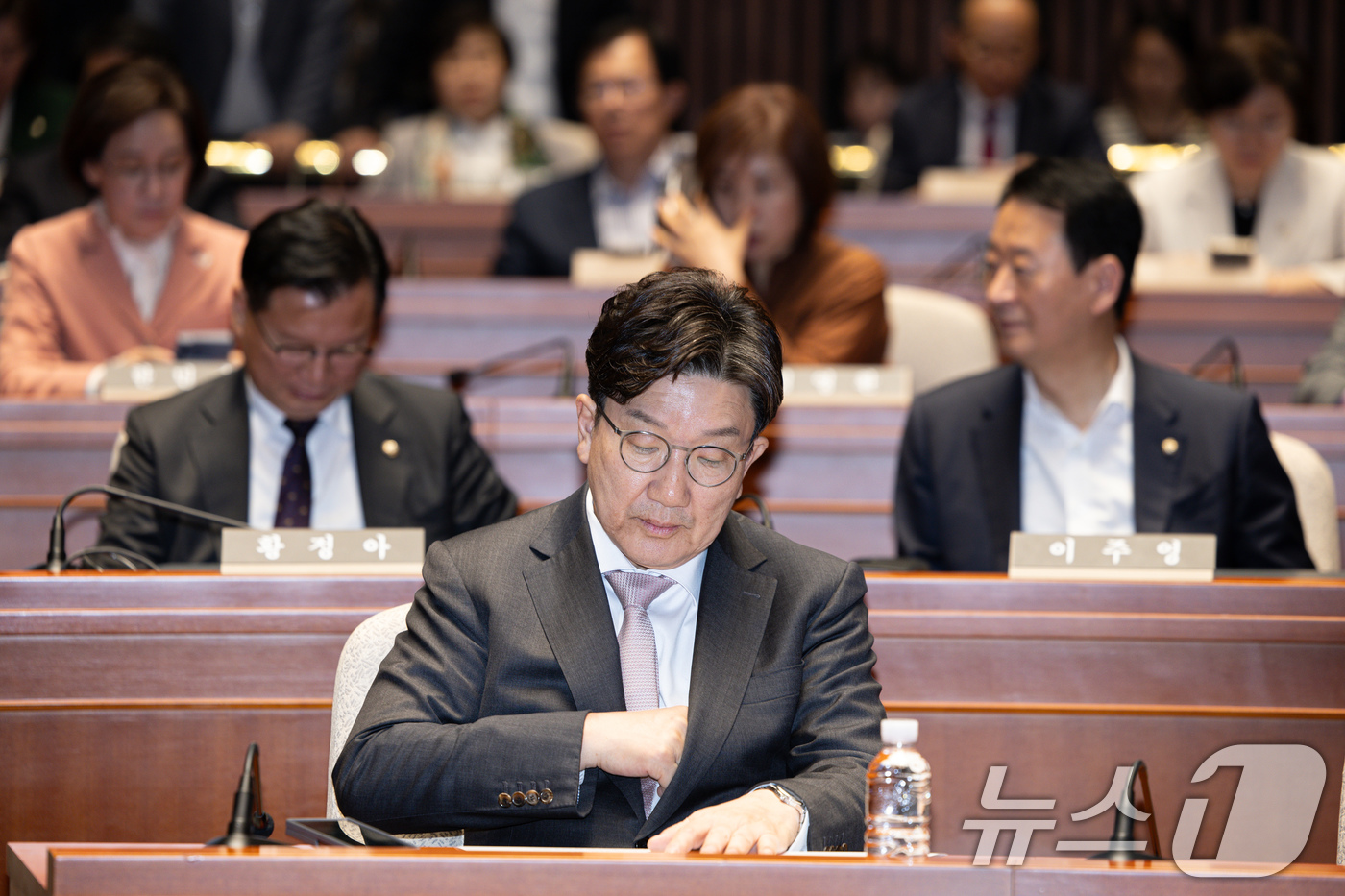 (서울=뉴스1) 이재명 기자 = 권성동 국민의힘 원내대표가 7일 오후 서울 여의도 국회에서 열린 의원총회에서 자료를 살펴보고 있다. 2025.5.7/뉴스1