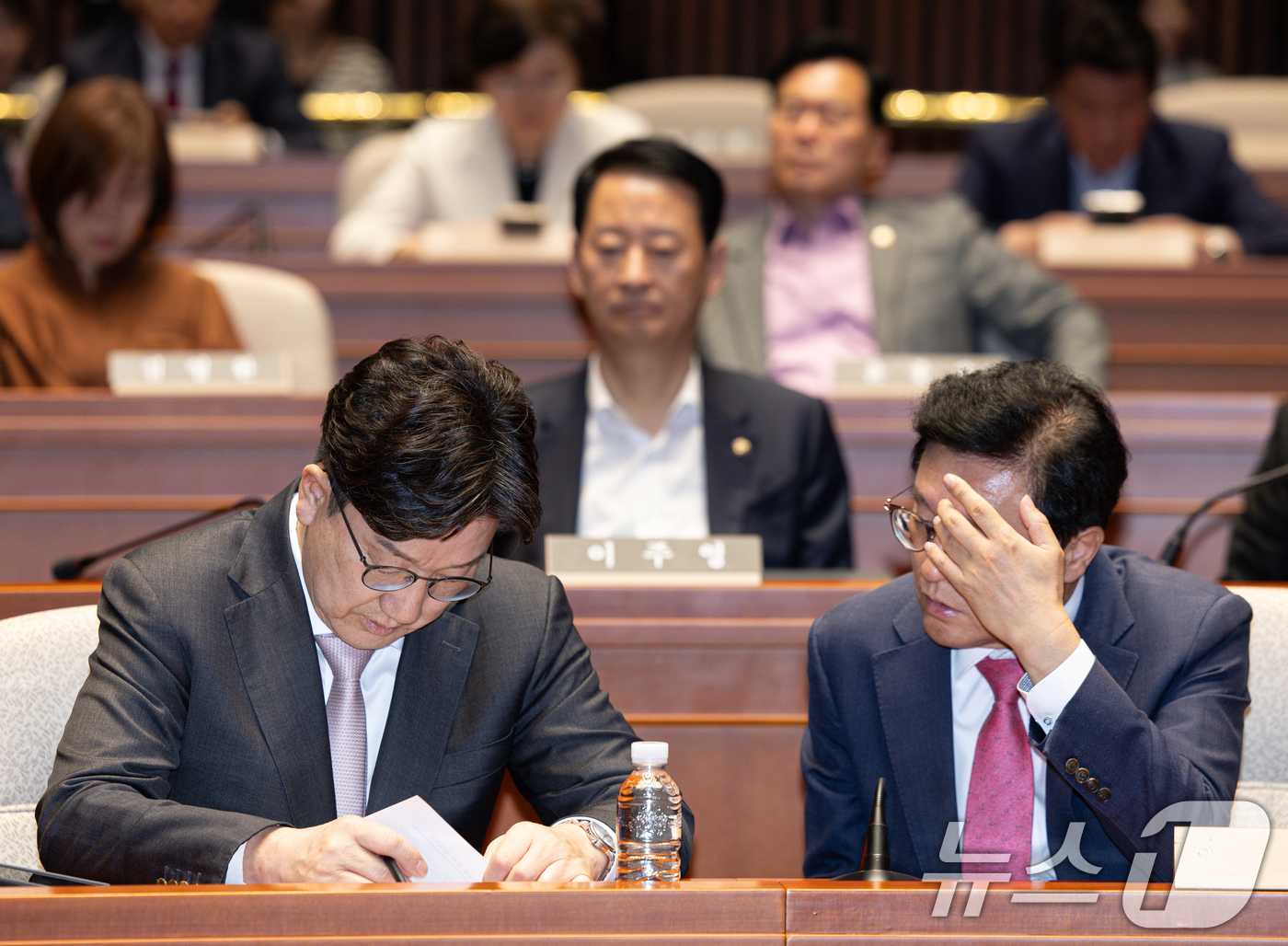 (서울=뉴스1) 이재명 기자 = 권성동 국민의힘 원내대표와 박형수 원내수석부대표가 7일 오후 서울 여의도 국회에서 열린 의원총회에서 대화를 하고 있다. 2025.5.7/뉴스1