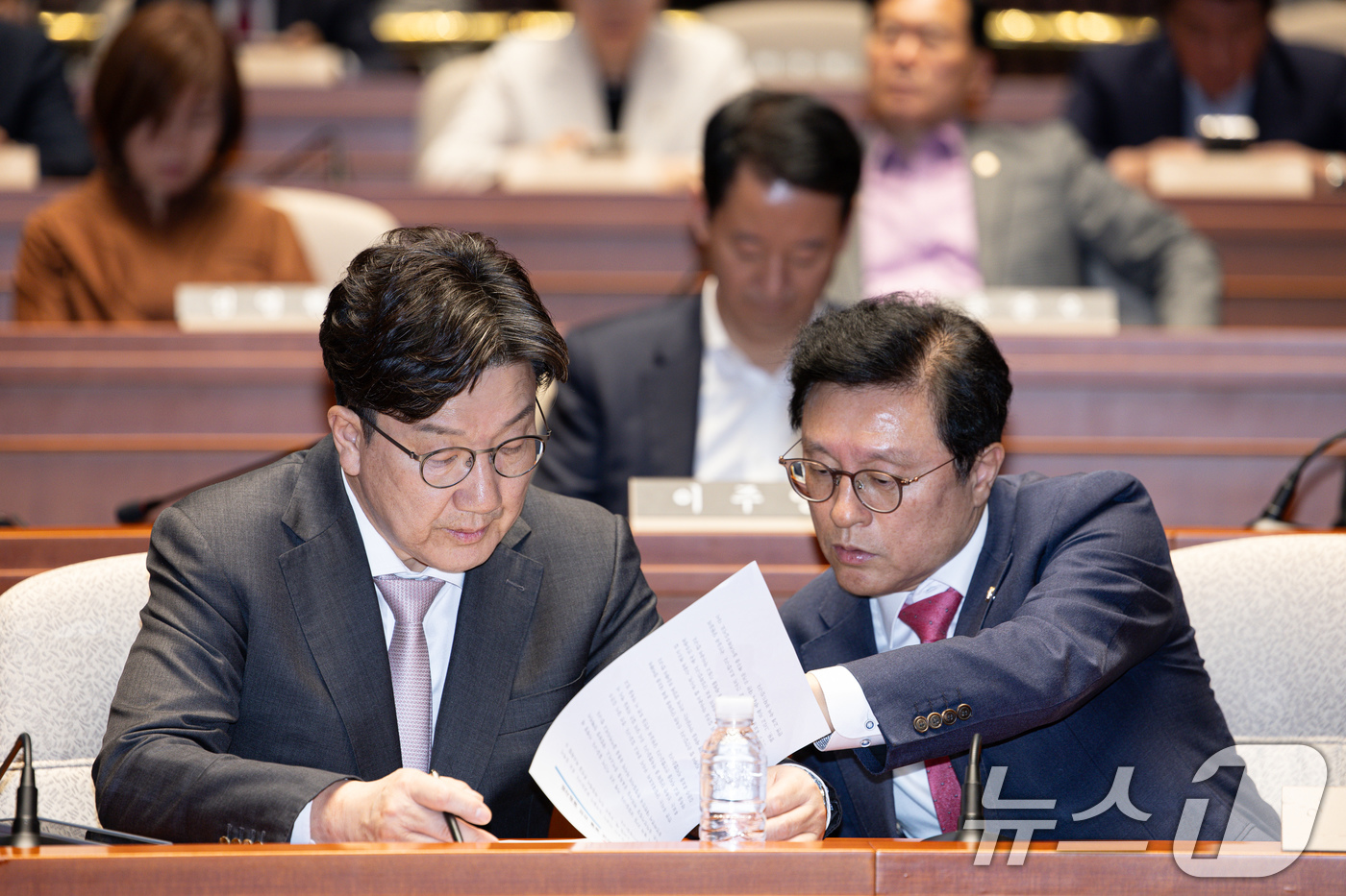 (서울=뉴스1) 이재명 기자 = 권성동 국민의힘 원내대표와 박형수 원내수석부대표가 7일 오후 서울 여의도 국회에서 열린 의원총회에서 대화를 하고 있다. 2025.5.7/뉴스1