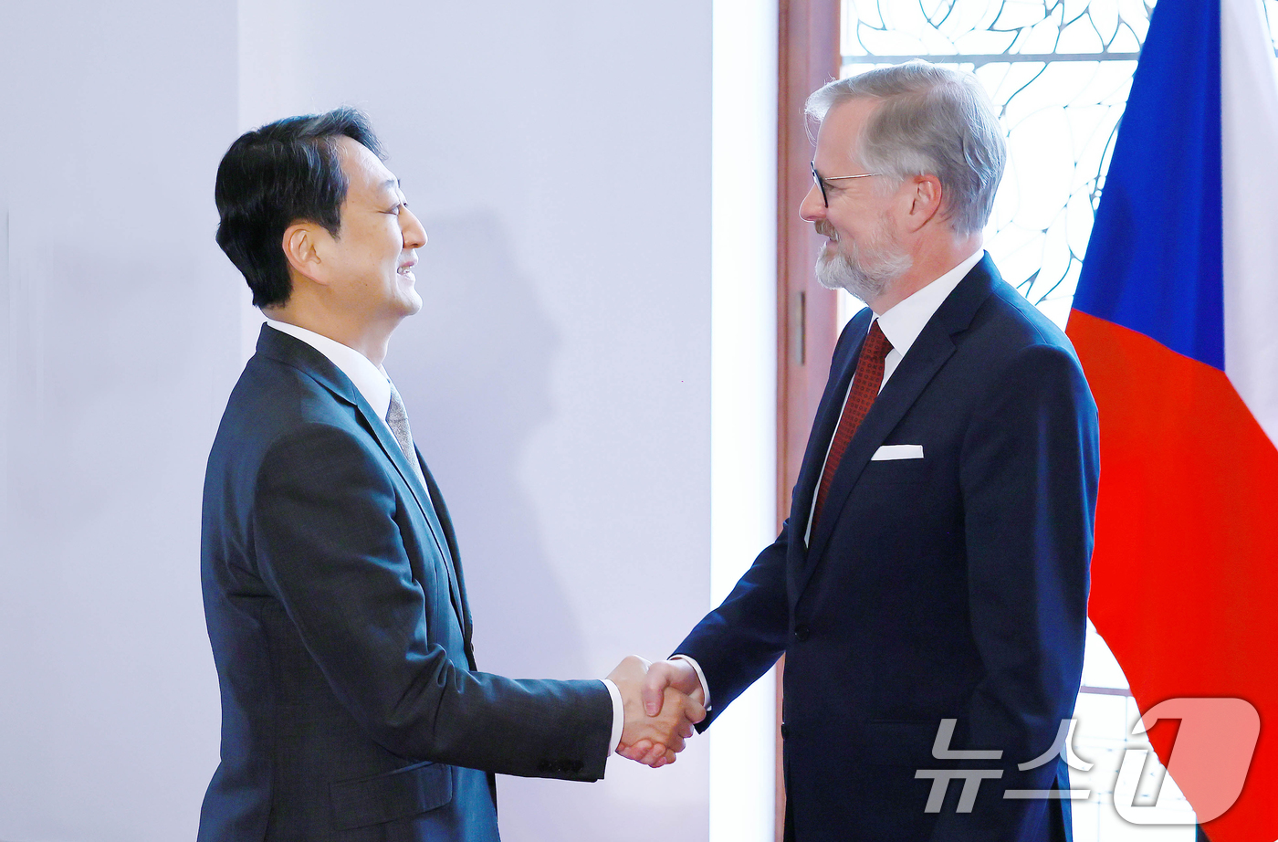(서울=뉴스1) = 안덕근 산업통상자원부 장관이 7일(현지시간) 체코 프라하 총리실에서 페트르 피알라(Petr Fiala) 체코 총리를 면담하며 악수를 나누고 있다. (산업통상자원 …