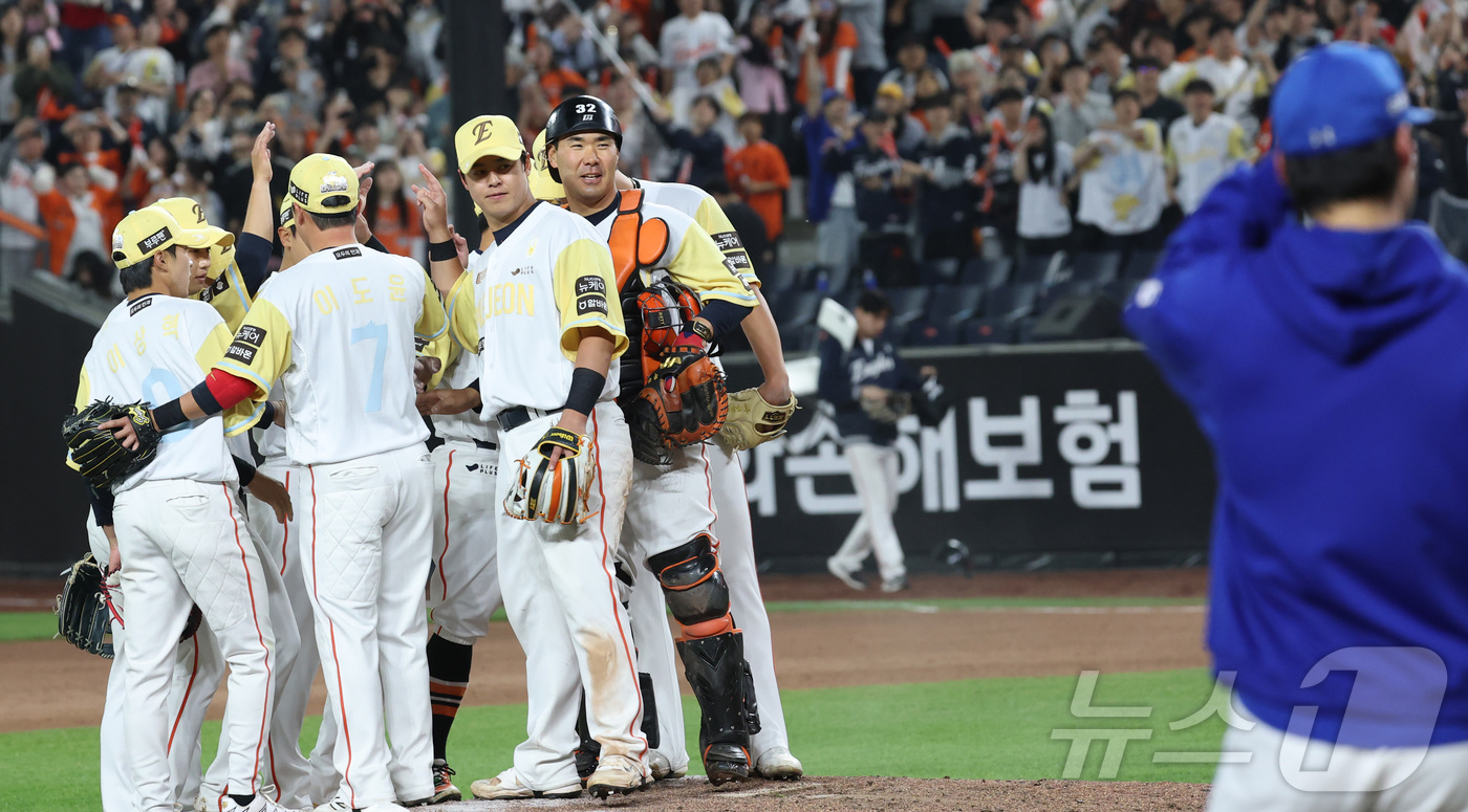 (대전=뉴스1) 김기남 기자 = 7일 대전 한화생명볼파크에서 열린 '2025 신한 SOL 뱅크 KBO리그' 프로야구 한화 이글스와 삼성라이온즈 경기에서 한화가 10대6 승리하며 9 …