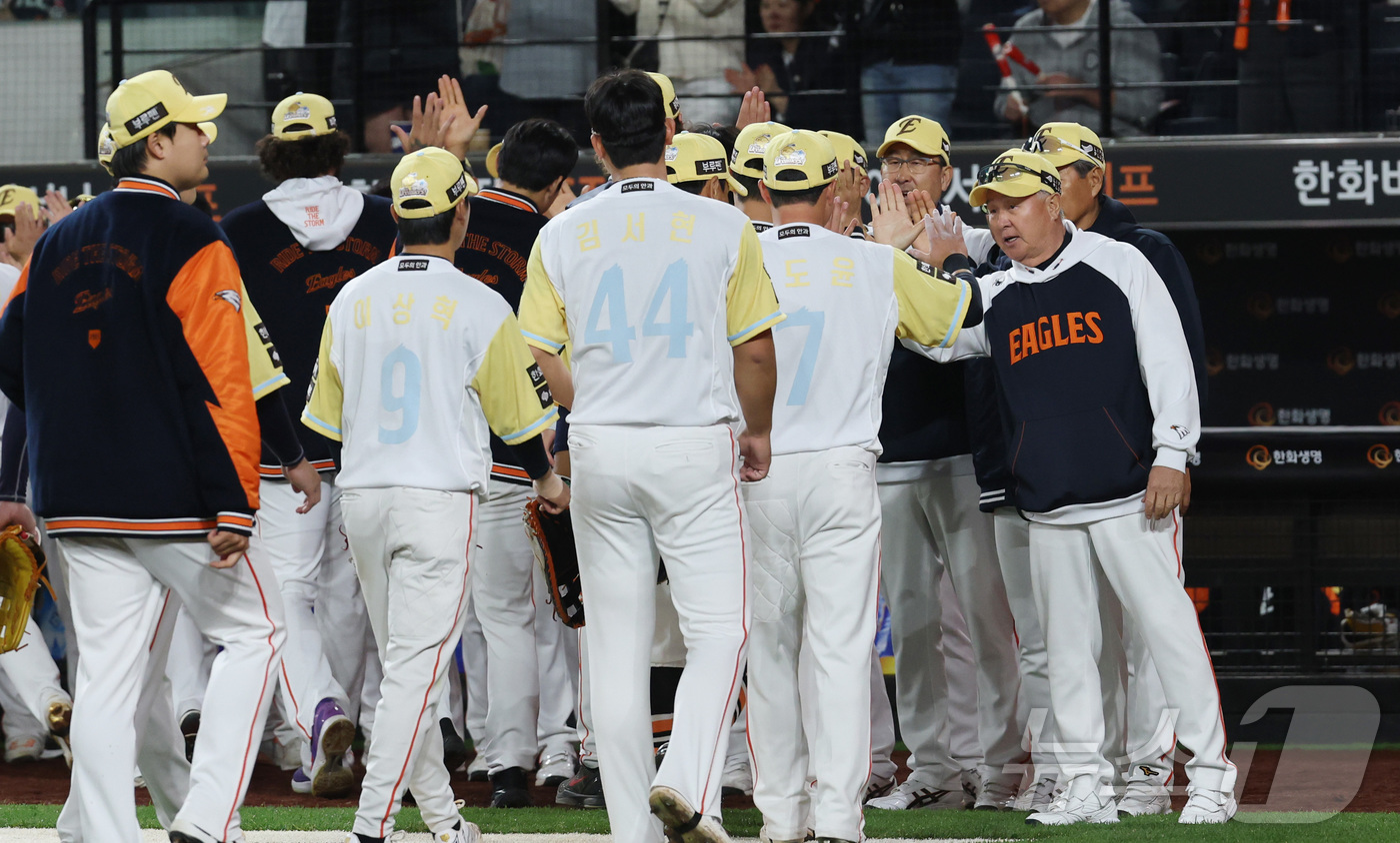 (대전=뉴스1) 김기남 기자 = 7일 대전 한화생명볼파크에서 열린 '2025 신한 SOL 뱅크 KBO리그' 프로야구 한화 이글스와 삼성라이온즈 경기에서 한화가 승리하며 9연승, 단 …