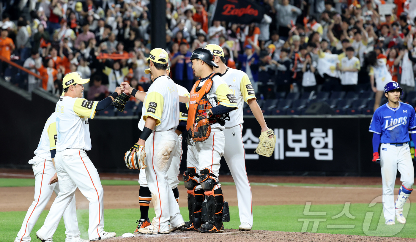 (대전=뉴스1) 김기남 기자 = 7일 대전 한화생명볼파크에서 열린 '2025 신한 SOL 뱅크 KBO리그' 프로야구 한화 이글스와 삼성라이온즈 경기에서 한화가 10대6 승리하며 9 …