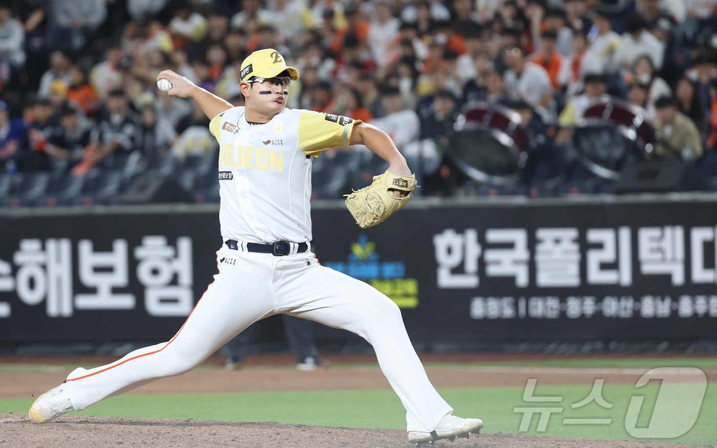 (대전=뉴스1) 김기남 기자 = 7일 대전 한화생명볼파크에서 열린 '2025 신한 SOL 뱅크 KBO리그' 프로야구 한화 이글스와 삼성라이온즈 경기에서 한화김서현이 9회초 마무리 …