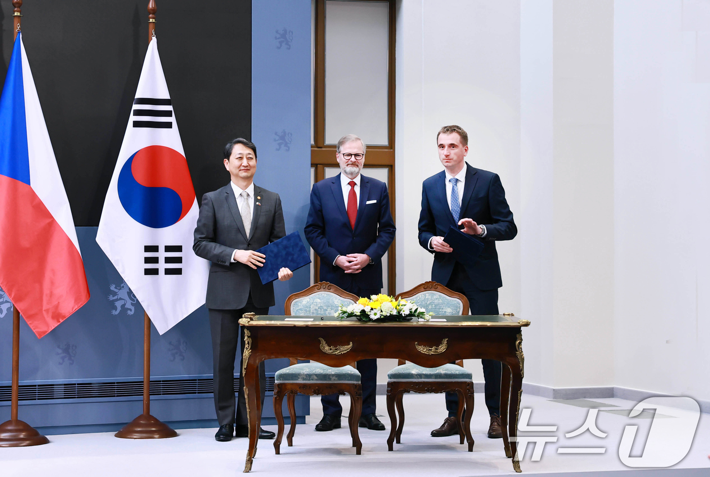 (서울=뉴스1) = 안덕근 산업통상자원부 장관이 7일 체코 프라하 총리실에서 페트르 피알라(Petr Fiala) 체코 총리를 비롯한 한-체코 정부 대표단이 참석한 가운데 열린 한- …
