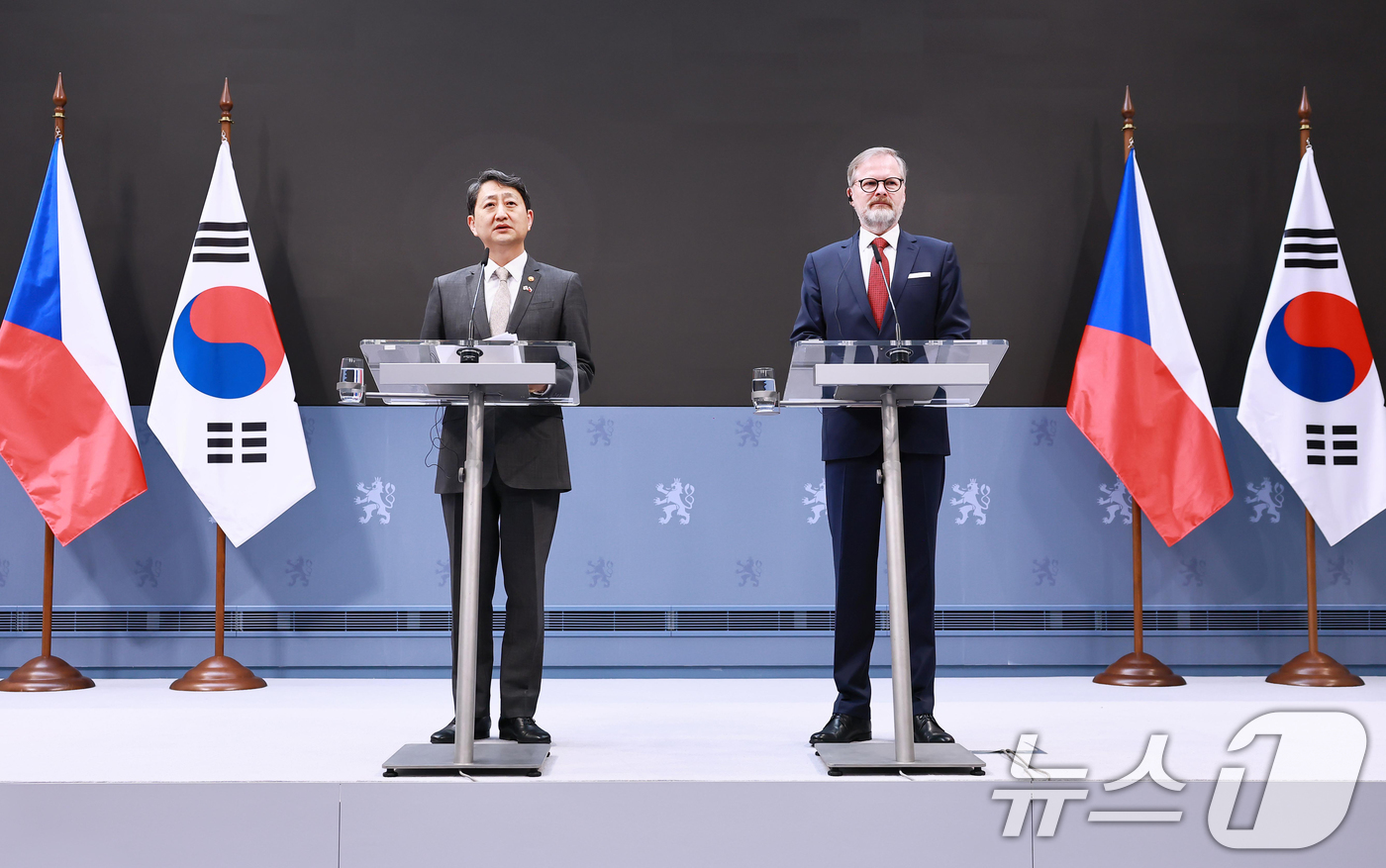 (서울=뉴스1) = 안덕근 산업통상자원부 장관이 7일 체코 프라하 총리실에서 페트르 피알라(Petr Fiala) 체코 총리를 비롯한 한-체코 정부 대표단이 참석한 가운데 열린 한- …