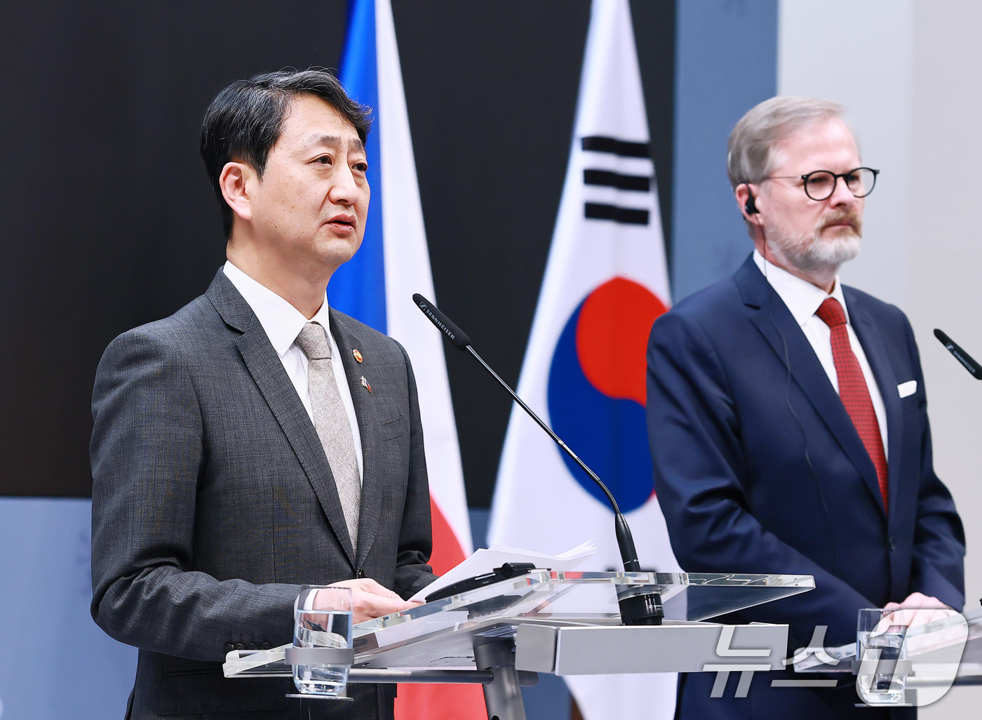 (서울=뉴스1) = 안덕근 산업통상자원부 장관이 7일 체코 프라하 총리실에서 페트르 피알라(Petr Fiala) 체코 총리를 비롯한 한-체코 정부 대표단이 참석한 가운데 열린 한- …