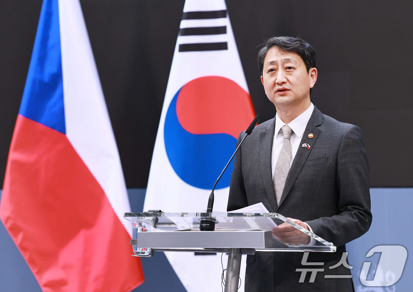 (서울=뉴스1) = 안덕근 산업통상자원부 장관이 7일 체코 프라하 총리실에서 페트르 피알라(Petr Fiala) 체코 총리를 비롯한 한-체코 정부 대표단이 참석한 가운데 열린 한- …
