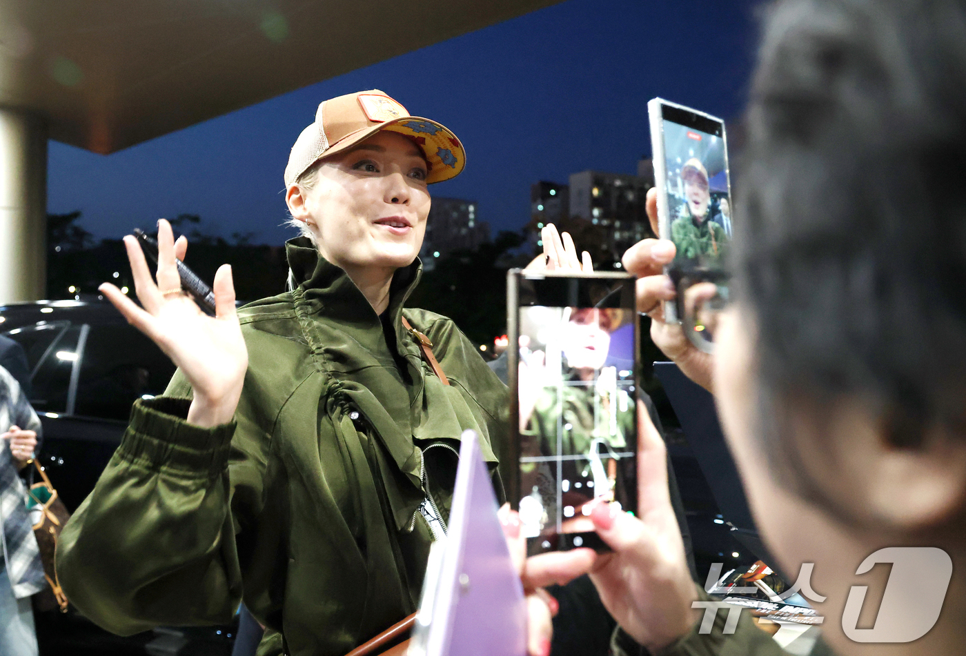 (김포공항=뉴스1) 권현진 기자 = 할리우드 배우 폼 클레멘티에프가 '미션 임파서블: 파이널 레코닝' 홍보를 위해 7일 오후 서울김포비즈니스항공센터(SGBAC)를 통해 내한해 팬들 …