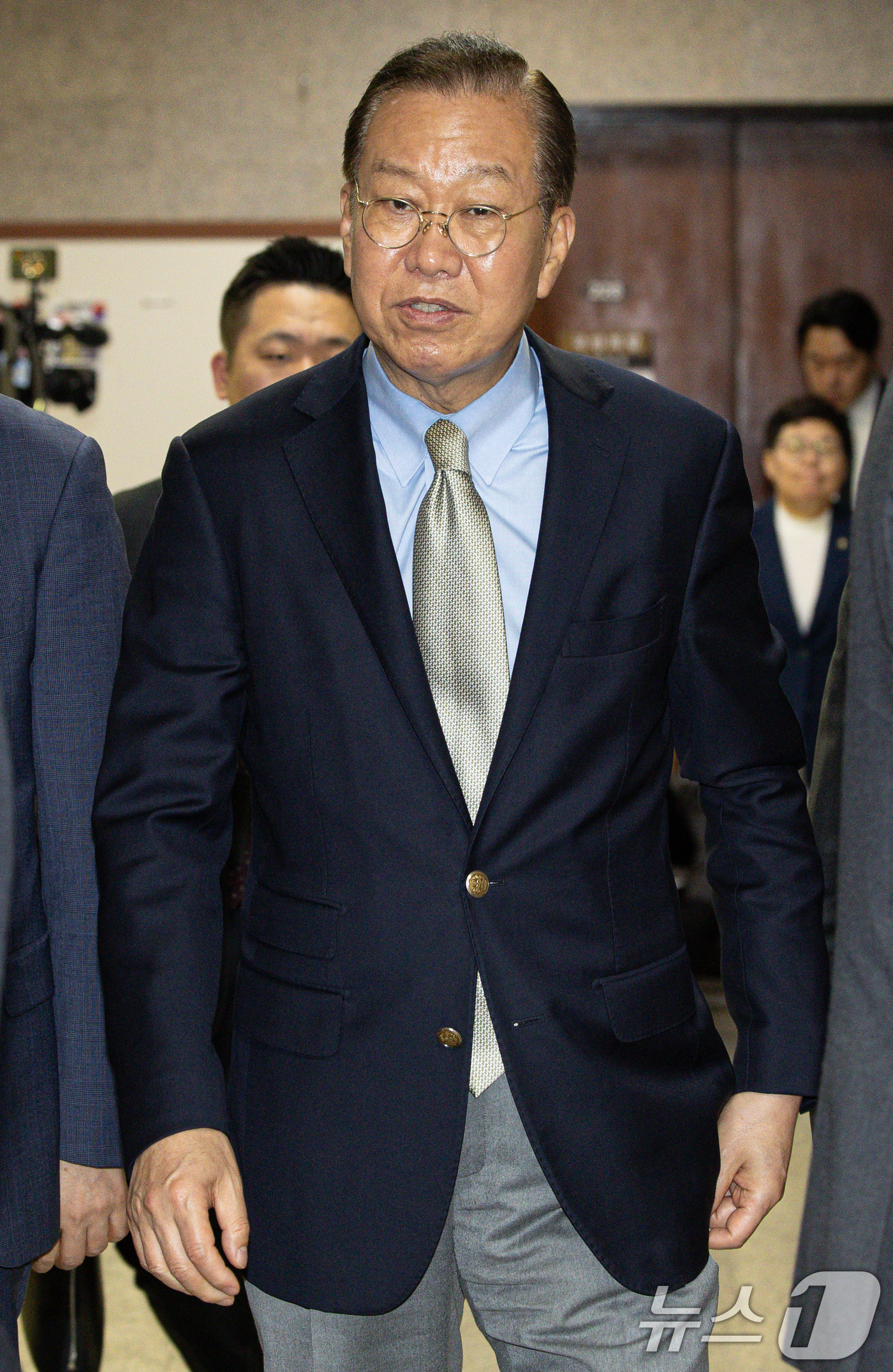 (서울=뉴스1) 이재명 기자 = 권영세 국민의힘 비상대책위원장이 7일 오후 서울 여의도 국회에서 열린 비상대책위원회의·선거관리위원회의를 마친 후 회의장을 나서고 있다. 2025.5 …