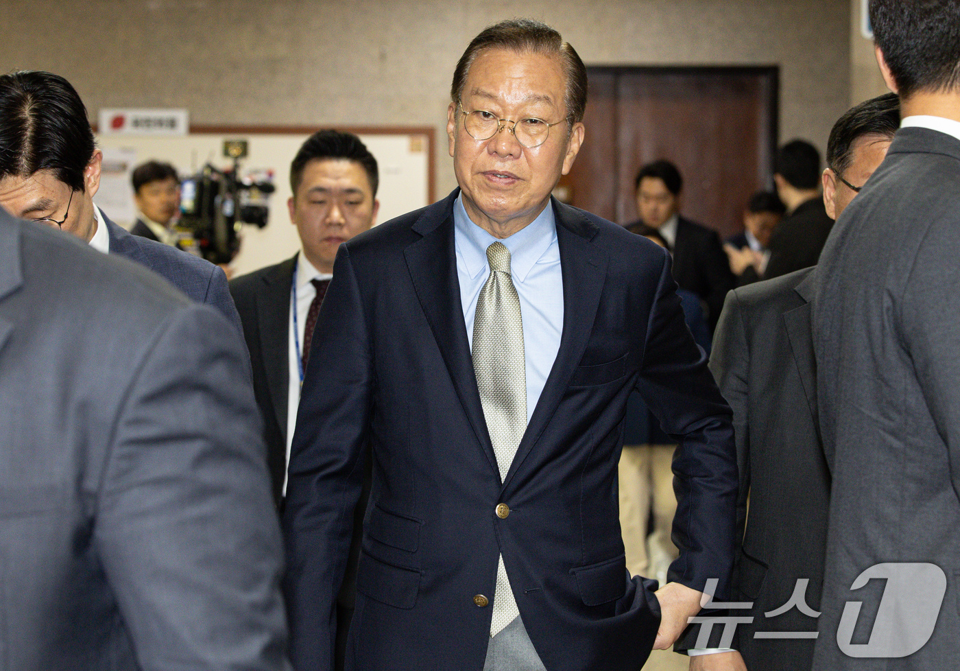 (서울=뉴스1) 이재명 기자 = 권영세 국민의힘 비상대책위원장이 7일 오후 서울 여의도 국회에서 열린 비상대책위원회의·선거관리위원회의를 마친 후 회의장을 나서고 있다. 2025.5 …