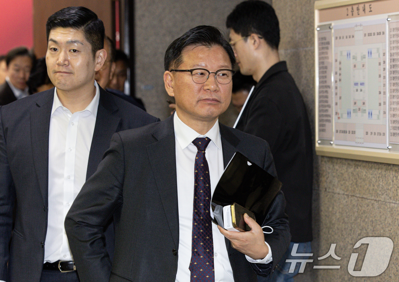 (서울=뉴스1) 이재명 기자 = 이양수 국민의힘 사무총장이 7일 오후 서울 여의도 국회에서 열린 비상대책위원회의·선거관리위원회의를 마친 후 회의장을 나서고 있다.국민의힘은 황우여 …