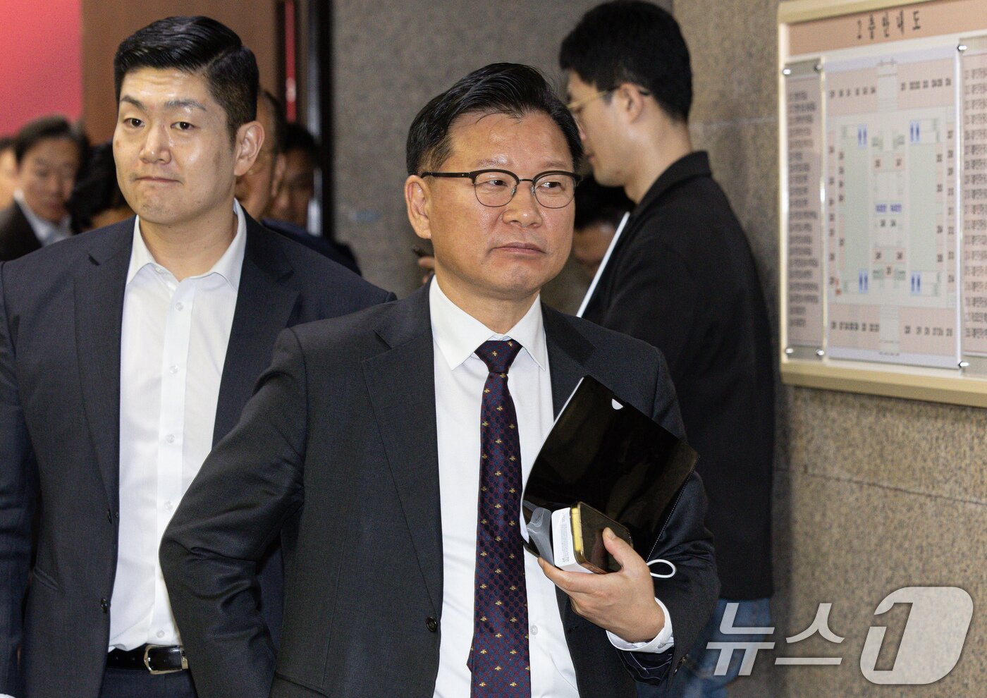 본문 이미지 - 이양수 국민의힘 사무총장이 7일 오후 서울 여의도 국회에서 열린 비상대책위원회의·선거관리위원회의를 마친 후 회의장을 나서고 있다. 국민의힘은 황우여 선관위원장이 사퇴하면서 이양수 사무총장이 선관위원장에 위촉됐다고 밝혔다. 2025.5.7/뉴스1 ⓒ News1 이재명 기자