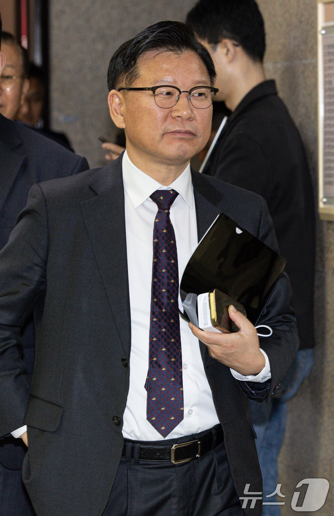 (서울=뉴스1) 이재명 기자 = 이양수 국민의힘 사무총장이 7일 오후 서울 여의도 국회에서 열린 비상대책위원회의·선거관리위원회의를 마친 후 회의장을 나서고 있다.국민의힘은 황우여 …