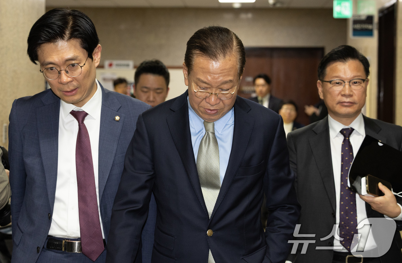 (서울=뉴스1) 이재명 기자 = 권영세 국민의힘 비상대책위원장이 7일 오후 서울 여의도 국회에서 열린 비상대책위원회의·선거관리위원회의를 마친 후 회의장을 나서고 있다. 2025.5 …