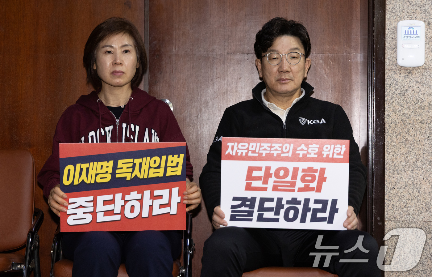 (서울=뉴스1) 이재명 기자 = 권성동 국민의힘 원내대표가 7일 오후 서울 여의도 국회 로텐더홀에서 김문수 당 대통령 후보에게 단일화 약속을 촉구하며 무기한 단식에 돌입하고 있다. …