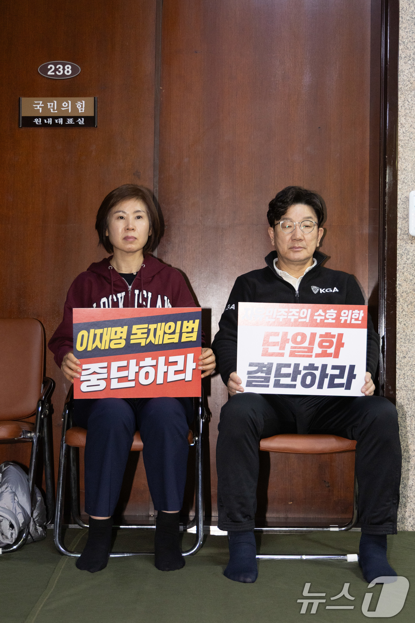 (서울=뉴스1) 이재명 기자 = 권성동 국민의힘 원내대표가 7일 오후 서울 여의도 국회 로텐더홀에서 김문수 당 대통령 후보에게 단일화 약속을 촉구하며 무기한 단식에 돌입하고 있다. …