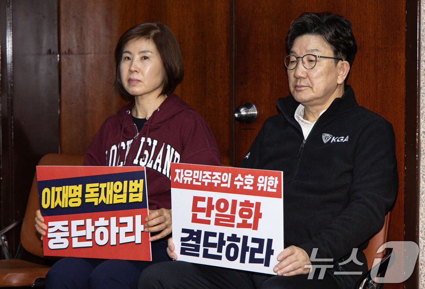 본문 이미지 - 권성동 국민의힘 원내대표가 7일 오후 서울 여의도 국회 로텐더홀에서 김문수 당 대통령 후보에게 단일화 약속을 촉구하며 무기한 단식에 돌입하고 있다. 2025.5.8/뉴스1 ⓒ News1 이재명 기자